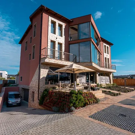Apartamento Laskara Garden By Prague Forest - Free Parking - Dog Friendly - Remote Work Friendly *