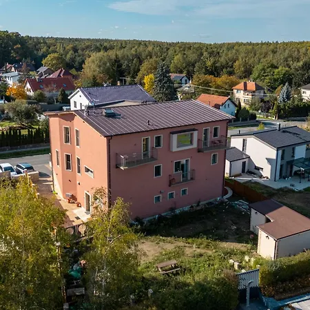 Apartamento Laskara Garden By Prague Forest - Free Parking - Dog Friendly - Remote Work Friendly